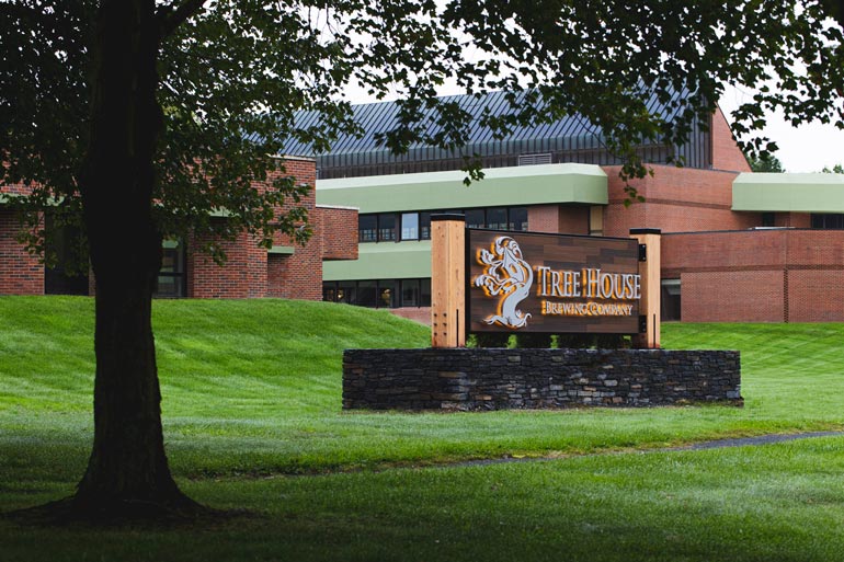 deerfield treehouse brewing location with sign out front